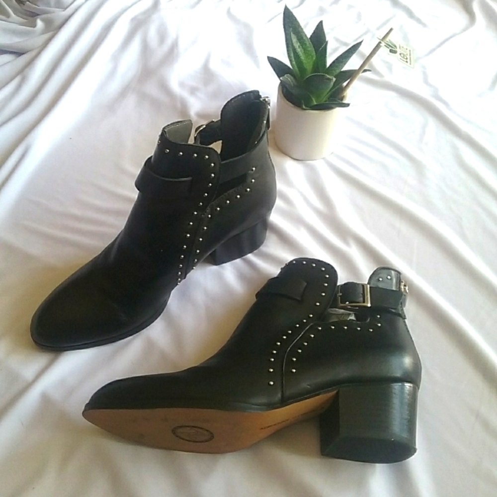 Adrienne Vittadini  Ranno Leather Almond Toe Ankle Fashion Boots Size 7.0